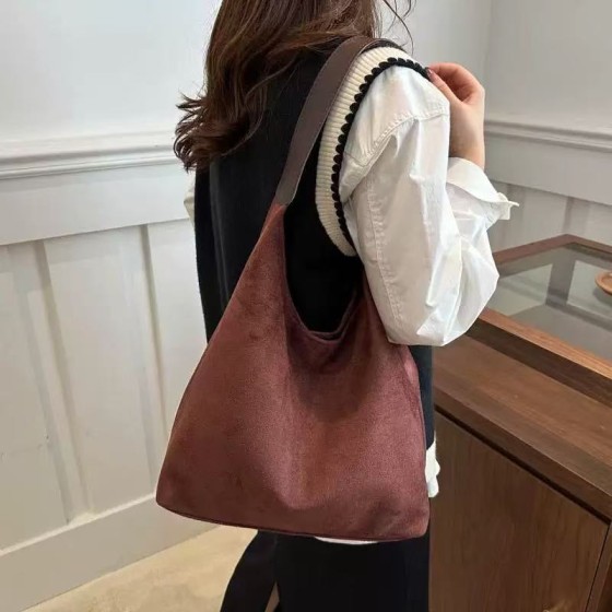 Niche velvet bread bag, fashionable and large-capacity women's shoulder bag, underarm bag, retro and versatile commuter tote bag.